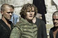 Better shot of Loras's dark green sparring outfit, from Season 5.