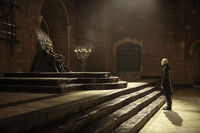 Тайвин Ланнистер и Джоффри 3x07.jpg (2,56 Мб) Тайвин насмехается над Джоффри. («Медведь и прекрасная дева»)