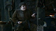Hot Pie discussing food recipes with Gendry at Harrenhal in "The Prince of Winterfell"