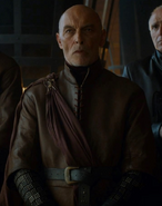 In Season 7 Randyll Tarly's outfit uses the same silhouette as the other lords of the Reach, but is made of brown leather, and is plain and unadorned - reflecting his no-nonsense attitude. Like his former liege lords the Tyrells, he wears a half-cape, fastened at the shoulder with a Tarly huntsman broach.