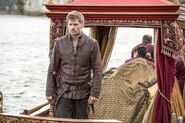 Jaime brings Myrcella's body back to King's Landing.