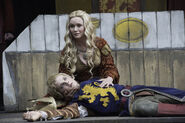 Леди Крейн в роли Серсеи оплакивает смерть своего сына. («Кровь моей крови»).