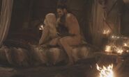 Drogo Khaleesi in bed s1