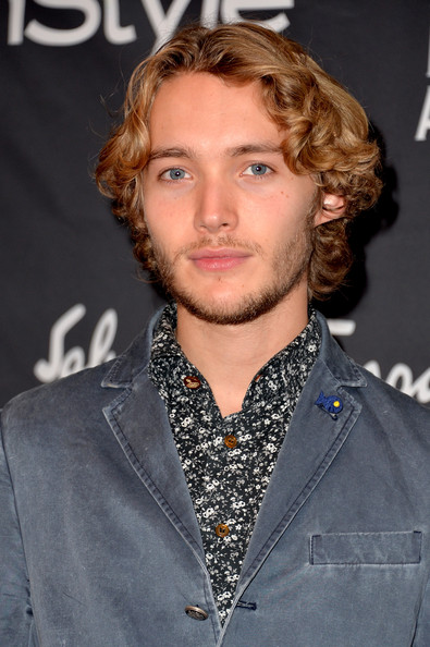 Toby Regbo, Wiki