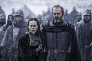 Stannis und Selyse beobachten die Verbrennung ihrer Tochter.