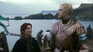 Brienne eskortuje lady Stark.