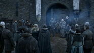 Hodor stands in courtyard when Bran surrenders Winterfell to Theon in "The Old Gods and the New".