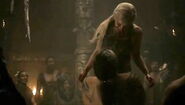 Drogo carries Dany 1x6