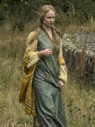 ...Lollys's dress actually seems to be a female version of the old Targaryen style Viserys is seen wearing, with the same asymmetric cut, two-piece outfit (the sleeves are an undercoat), and smaller sleeves than Cersei's style. It is actually appropriate that Crownlander Houses wouldn't switch to dressing like the Lannisters - many were Targaryen loyalists, who lost family members when the Lannisters sacked King's Landing (i.e. Lollys's own father).