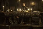 Жена лорда Фрея прячется под столом