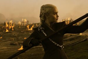 704 Daenerys versucht den Bolzen zu entfernen