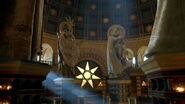 Esculturas do Pai (direita) e da Mãe (esquerda) no Grande Septo de Baelor.