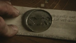 Eddard's letter.jpg (86 KB) Pieczęć Eddarda na liście do Stannisa.