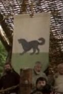 Casa Stark – variante exibindo um lobo gigante completo sobre um campo branco, acima de um escudo verde.