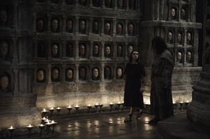 605 DasTor Arya und Jaqen in der Halle der Gesichter 