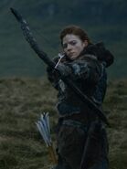 Ygritte aiming her bow at Jon in "Mhysa".