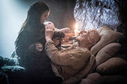 Gilly e Pequeno Sam com Maester Aemon em seu leito de morte.