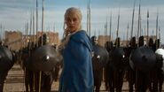 Daenerys Targaryen standing before a legion of Unsullied.