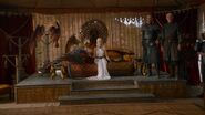 Daenerys używa swoich smoków w celu zastraszenia Mądrych Panów.