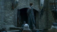 Theon displays the bodies of the two orphans.