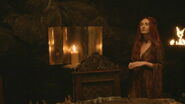 Full view of Melisandre's dress with a repeating hexagon motif.