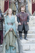 Cersei i Tyrion obserwują odpłynięcie Myrcelli.