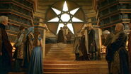 Tyrion i Sansa zTywinem, Cersei, Joffreyem, lordem Varysem, Wielkim Maesterem Pycellem, Margaery, lady Olenną oraz Loras.