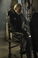 Тайвин Ланнистер 3x05.jpg (2,23 Мб) Тайвин разговаривает с Серсеей и Тирионом. («Поцелованная огнём»)