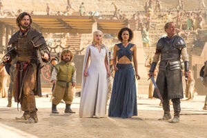 Daenerys, Daario, Jorah, Tyrion und Missandei inmitten der Kampfgrube.