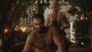 Drogo i Daenerys rozmawiają o Żelaznym Tronie, „Wygrywasz albo giniesz”.