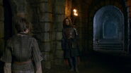 Jaqen makes a deal with Arya