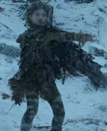 410 Leaf full 1.png (620 КБ) Leaf saving Bran Stark from wights at the entrance to the Cave of the three-eyed raven. Note the pattern of white spots or stripes on her legs in this image.