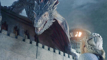 Drogon besucht Daenerys in Meereen.