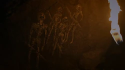 Os Caminhantes Brancos foram derrotados na Longa Noite pela união entre os filhos da floresta e os primeiros homens.