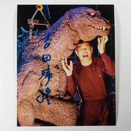 AUTOGRAPH-YOSHIDA-A4-2.jpg (285 KB) Yoshida with GMK Godzilla photo with Yoshida's Autograph