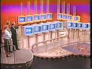 In the bonus game, the arches are filled with nothing but Bandits & dollar signs which are actually the show's logo.