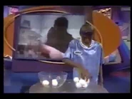 Vlcsnap-2018-01-25-16h37m52s418.png (170 KB) The blue team contestant performing the stunt with the video wall kid
