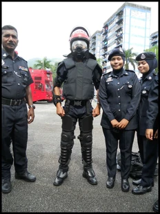 FRU-mungkin-dari-kem-selangor.jpg (176 KB) A man from the Malaysian FRU unit wearing the mask with full body armour.