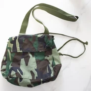 The carrying bag is designed in camouflage colour, attached with Velcro on the top and sides, and knotted at the waist.