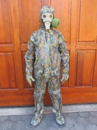 Könnyű gázvédő ruha with camouflage pattern.