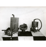 Two Tissot apparatuses and a gummimaske in a display at the Allied War Exposition in Waco, Texas, in 1918. The one on the left is a Grand model, while the one on the right is a Petit model