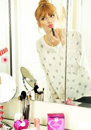 Bella-thorne-applying-lipstick-(2)