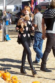 Bella-thorne-Hearts-jumper-with-Kingston