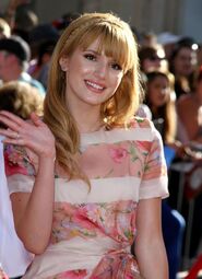 Bella-thorne-at-the-Disney-Planes-premiere-(5)