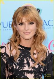 Bella-thorne-TeenChoiceAwards2013-JustJared2013-(2)