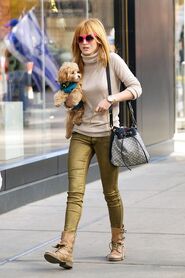 Bella-thorne-Pink-shades-with-Kingston