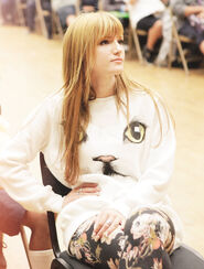 Bella-thorne-kittykatjumper