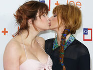 Bella-thorne-kissing-her-sister