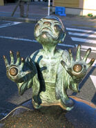 Te-no-Me statue at Shigeru Mizuki Road