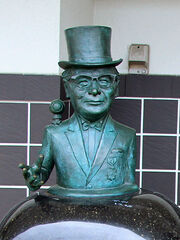 Top Hat Mizuki statue